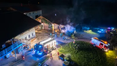 Feuerwehreinsatz bei Brand eines überdachten Misthaufens im Kremstal DJI-0226.jpg