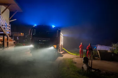 Feuerwehreinsatz bei Brand eines überdachten Misthaufens im Kremstal DSC-9781.jpg