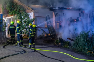 Feuerwehreinsatz bei Brand eines überdachten Misthaufens im Kremstal DSC-9782.jpg