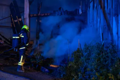 Feuerwehreinsatz bei Brand eines überdachten Misthaufens im Kremstal DSC-9821.jpg