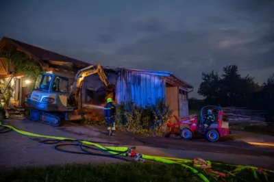 Feuerwehreinsatz bei Brand eines überdachten Misthaufens im Kremstal DSC-9853.jpg