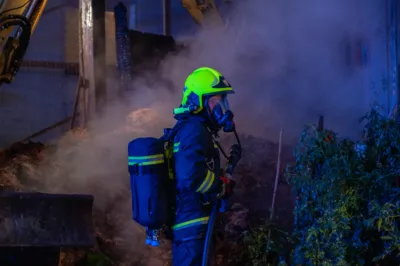 Feuerwehreinsatz bei Brand eines überdachten Misthaufens im Kremstal DSC-9856.jpg