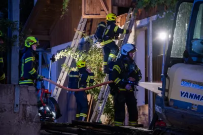 Feuerwehreinsatz bei Brand eines überdachten Misthaufens im Kremstal DSC-9860.jpg