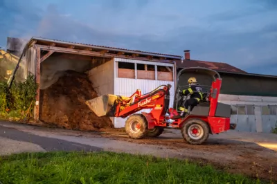 Feuerwehreinsatz bei Brand eines überdachten Misthaufens im Kremstal DSC-9870.jpg