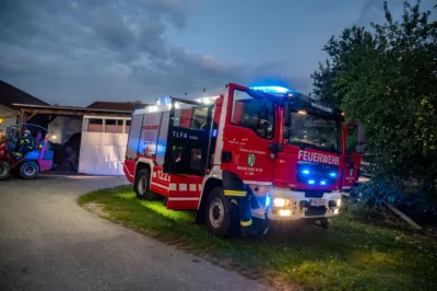 Feuerwehreinsatz bei Brand eines überdachten Misthaufens im Kremstal DSC-9882.jpg