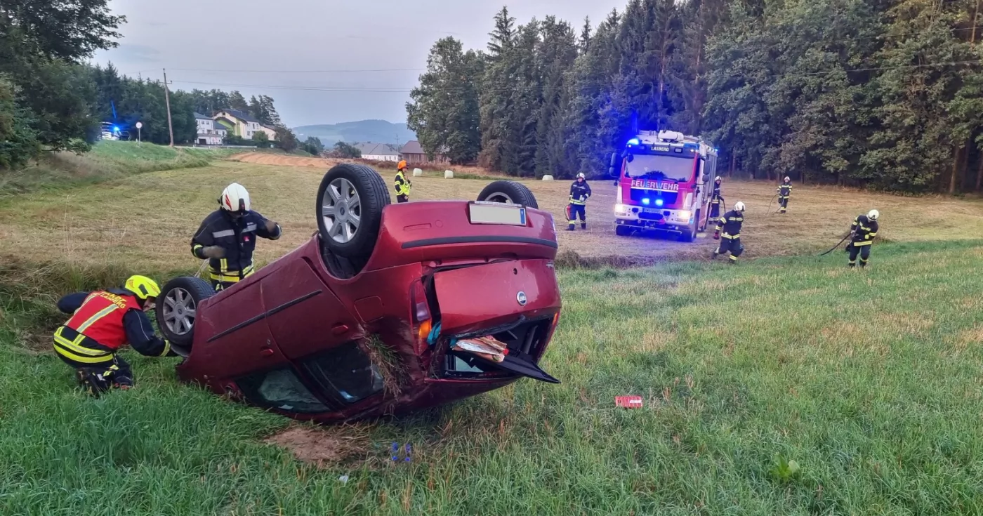 Titelbild: PKW-Überschlag auf der Lasberger Straße (L1471)