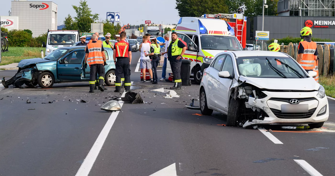 Verkehrsunfall in Asten - Totalschaden an zwei PKWs