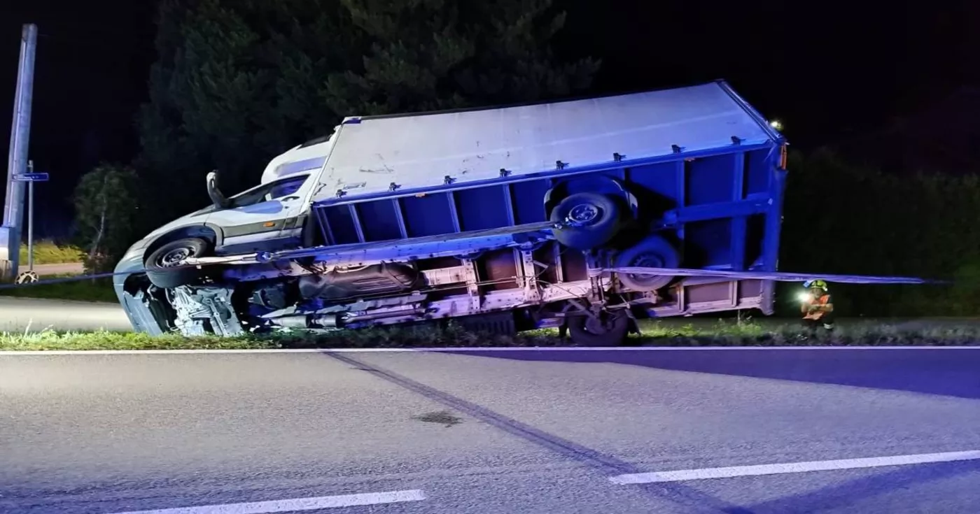 Titelbild: Nächtliche Bergung eines Kleintransporters in Micheldorf