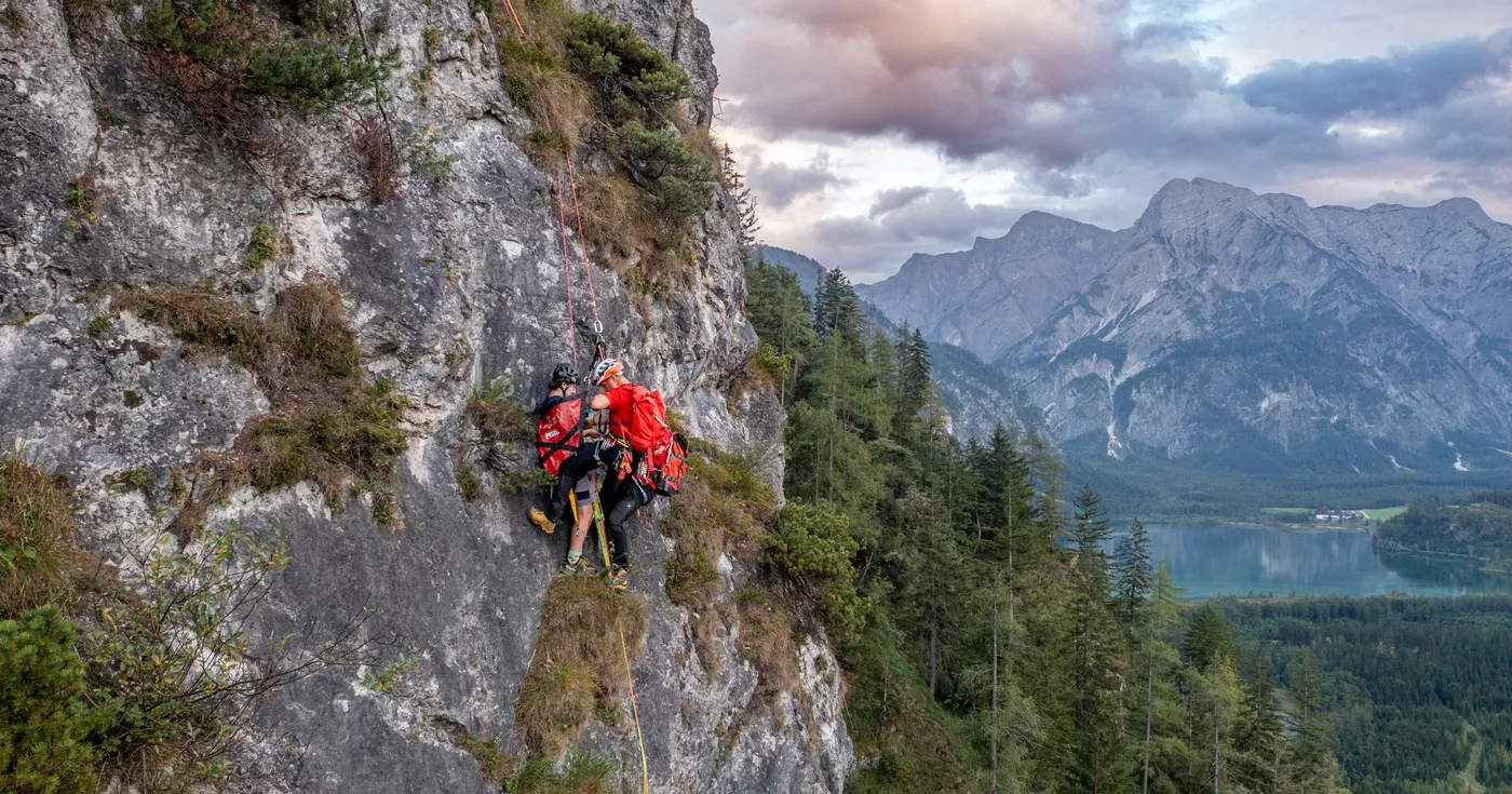 Paragleiter kollidierten in der Luft - Großübung in Grünau im Almtal