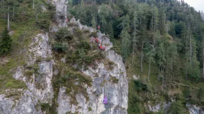 Paragleiter kollidierten in der Luft - Großübung in Grünau im Almtal DJI-0235.jpg