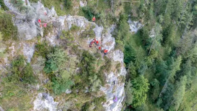 Paragleiter kollidierten in der Luft - Großübung in Grünau im Almtal DJI-0241.jpg