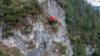 Paragleiter kollidierten in der Luft - Großübung in Grünau im Almtal DJI-0247.jpg