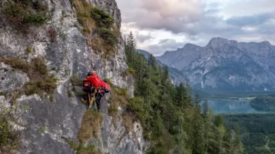 Paragleiter kollidierten in der Luft - Großübung in Grünau im Almtal DJI-0252.jpg