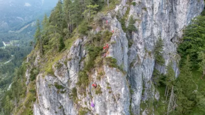 Paragleiter kollidierten in der Luft - Großübung in Grünau im Almtal DJI-0259.jpg