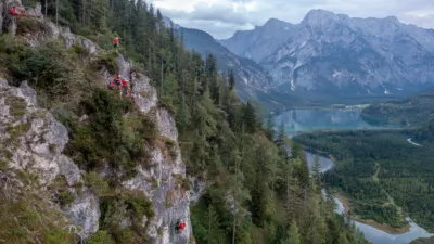 Paragleiter kollidierten in der Luft - Großübung in Grünau im Almtal DJI-0271.jpg