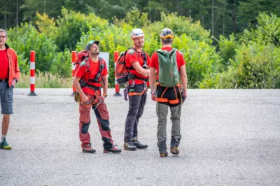 Paragleiter kollidierten in der Luft - Großübung in Grünau im Almtal DSC-0004.jpg