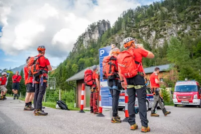 Paragleiter kollidierten in der Luft - Großübung in Grünau im Almtal DSC-0009.jpg