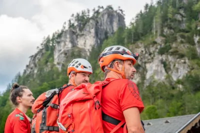 Paragleiter kollidierten in der Luft - Großübung in Grünau im Almtal DSC-0015.jpg