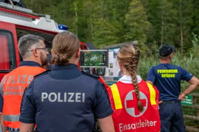 Paragleiter kollidierten in der Luft - Großübung in Grünau im Almtal DSC-0019.jpg