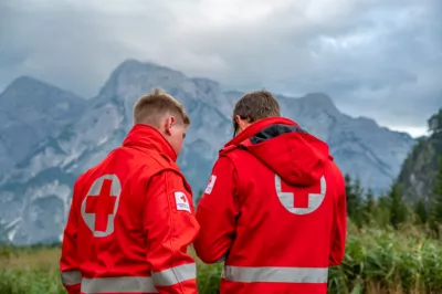 Paragleiter kollidierten in der Luft - Großübung in Grünau im Almtal DSC-0042.jpg