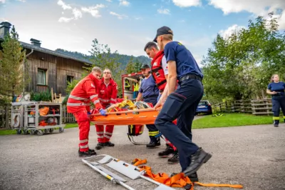 Paragleiter kollidierten in der Luft - Großübung in Grünau im Almtal DSC-0079.jpg