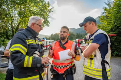 Paragleiter kollidierten in der Luft - Großübung in Grünau im Almtal DSC-0112.jpg