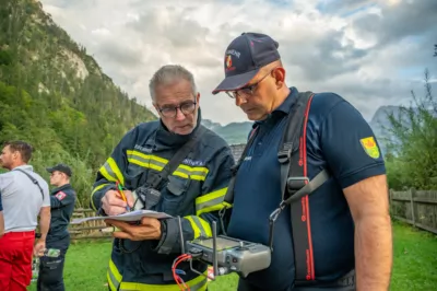 Paragleiter kollidierten in der Luft - Großübung in Grünau im Almtal DSC-0142.jpg