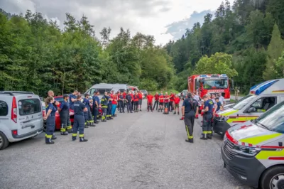 Paragleiter kollidierten in der Luft - Großübung in Grünau im Almtal DSC-9919.jpg