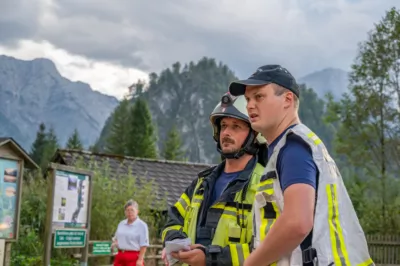 Paragleiter kollidierten in der Luft - Großübung in Grünau im Almtal DSC-9943.jpg