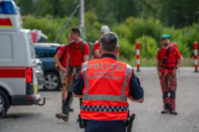 Paragleiter kollidierten in der Luft - Großübung in Grünau im Almtal DSC-9993.jpg