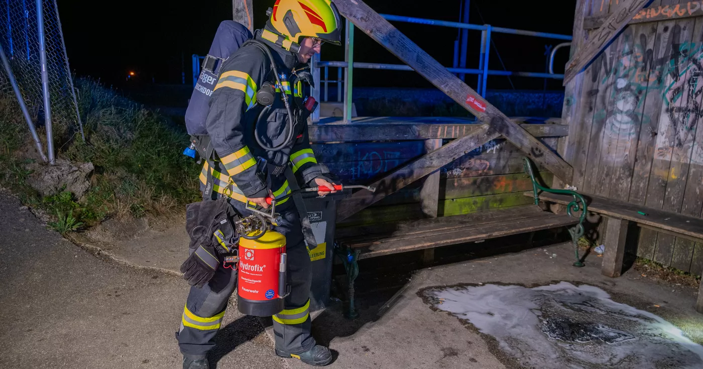 Titelbild: Kleinbrand in einem Wartehäuschen - Feuerwehr Kirchdorf im Einsatz