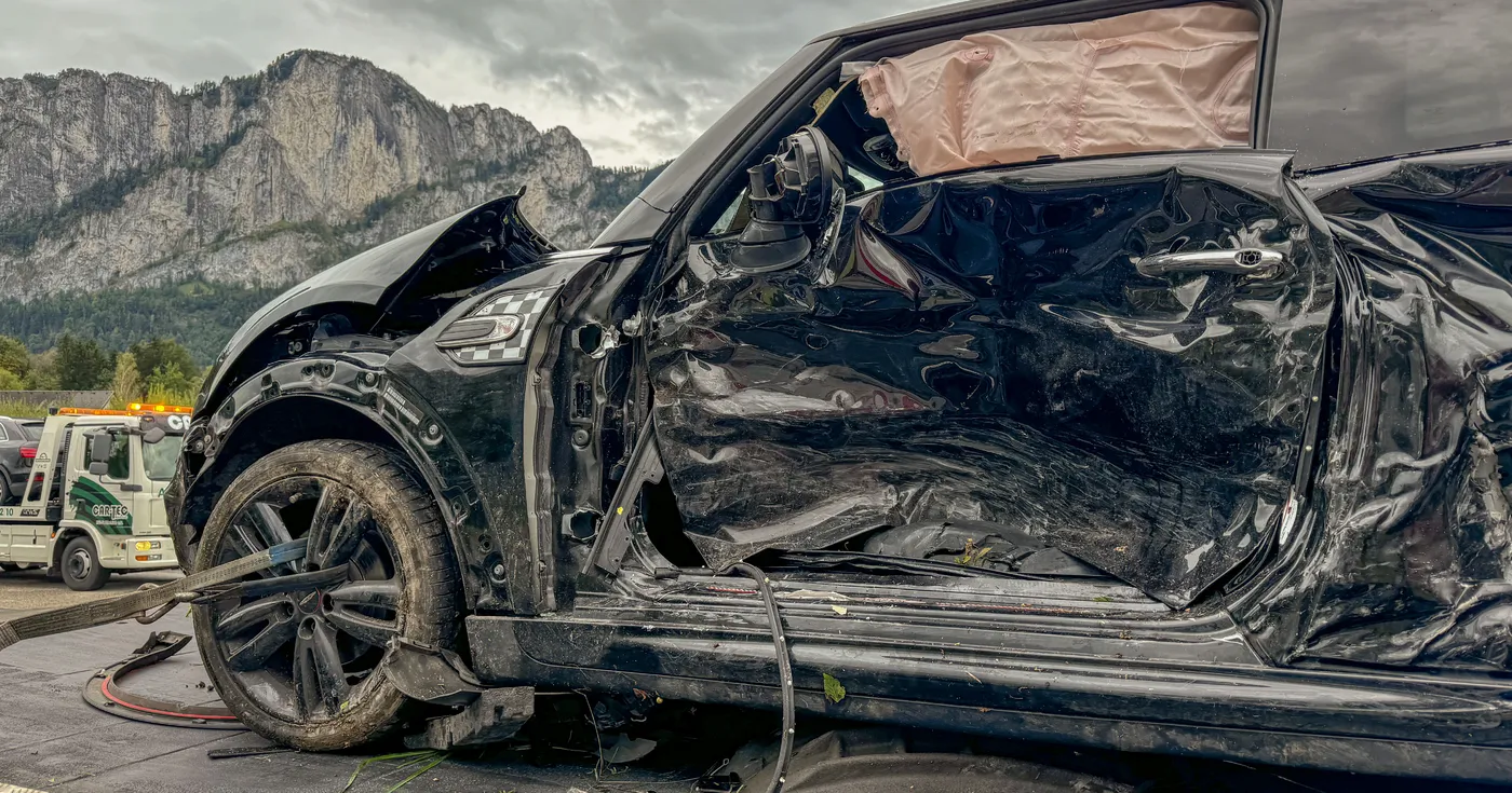 Titelbild: Schwerer Verkehrsunfall auf der B154 Mondsee Straße