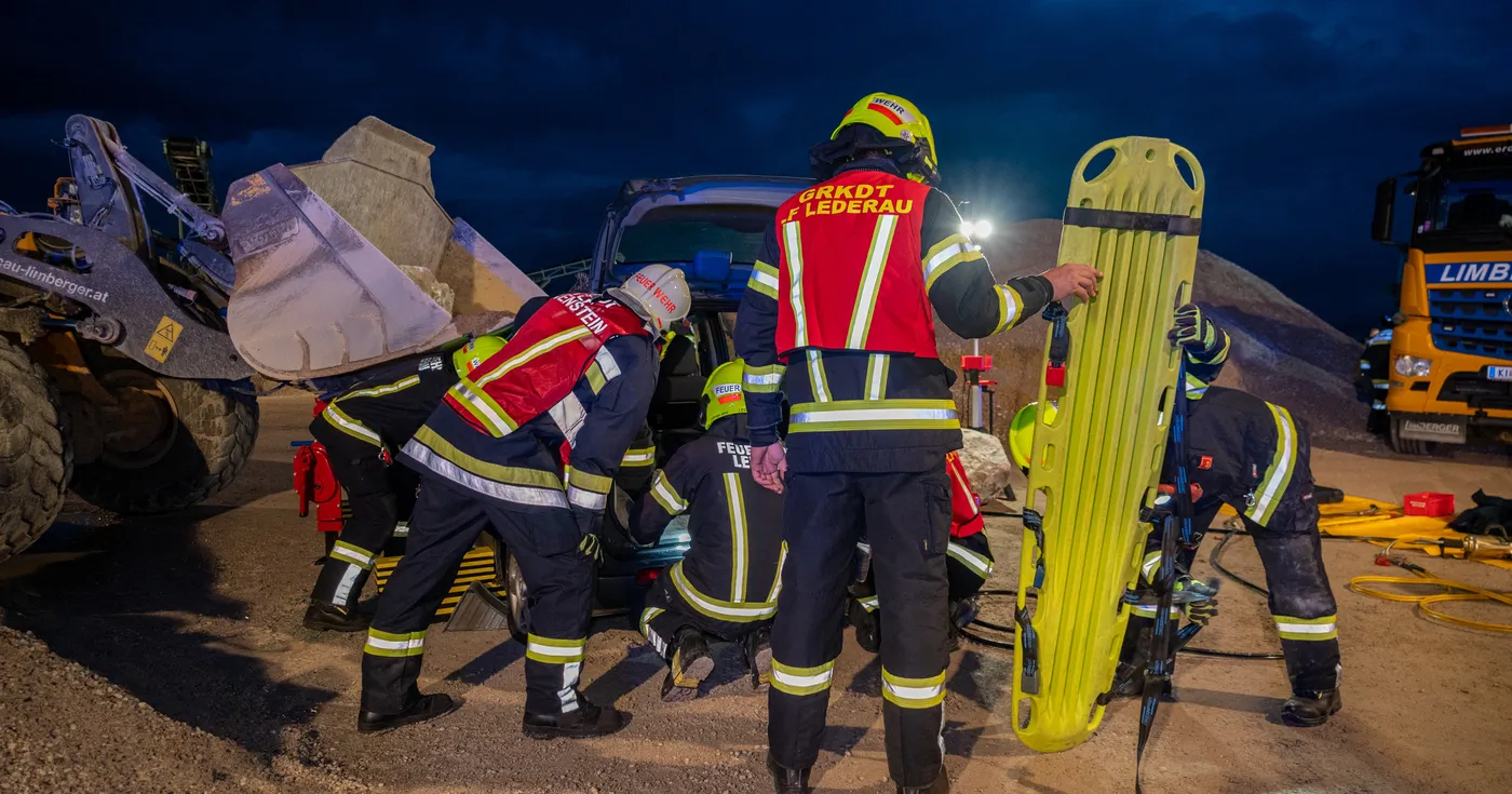 Kollision und eingeklemmte Personen - Feuerwehr trainiert Ernstfall in Pettenbach