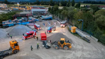 Kollision und eingeklemmte Personen - Feuerwehr trainiert Ernstfall in Pettenbach DJI-0300.jpg