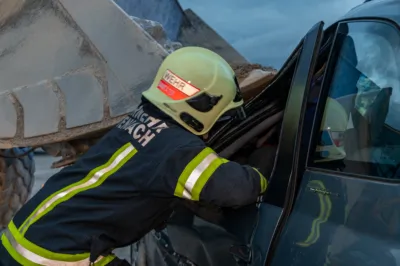 Kollision und eingeklemmte Personen - Feuerwehr trainiert Ernstfall in Pettenbach DSC-0422.jpg