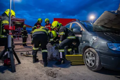 Kollision und eingeklemmte Personen - Feuerwehr trainiert Ernstfall in Pettenbach DSC-0445.jpg