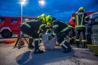 Kollision und eingeklemmte Personen - Feuerwehr trainiert Ernstfall in Pettenbach DSC-0449.jpg