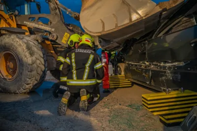 Kollision und eingeklemmte Personen - Feuerwehr trainiert Ernstfall in Pettenbach DSC-0454.jpg