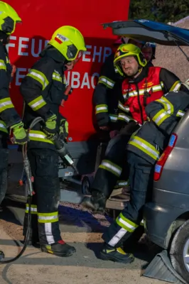 Kollision und eingeklemmte Personen - Feuerwehr trainiert Ernstfall in Pettenbach DSC-0459.jpg