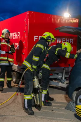 Kollision und eingeklemmte Personen - Feuerwehr trainiert Ernstfall in Pettenbach DSC-0462.jpg