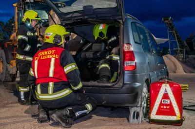 Kollision und eingeklemmte Personen - Feuerwehr trainiert Ernstfall in Pettenbach DSC-0479.jpg