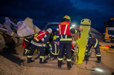 Kollision und eingeklemmte Personen - Feuerwehr trainiert Ernstfall in Pettenbach DSC-0488.jpg