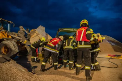 Kollision und eingeklemmte Personen - Feuerwehr trainiert Ernstfall in Pettenbach DSC-0492.jpg