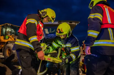 Kollision und eingeklemmte Personen - Feuerwehr trainiert Ernstfall in Pettenbach DSC-0496.jpg