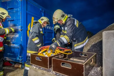 Kollision und eingeklemmte Personen - Feuerwehr trainiert Ernstfall in Pettenbach DSC-0506.jpg