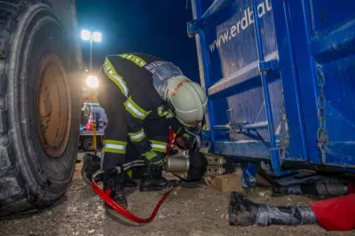 Kollision und eingeklemmte Personen - Feuerwehr trainiert Ernstfall in Pettenbach DSC-0511.jpg