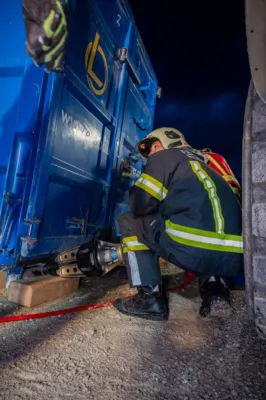 Kollision und eingeklemmte Personen - Feuerwehr trainiert Ernstfall in Pettenbach DSC-0515.jpg