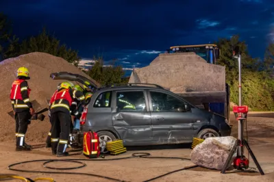 Kollision und eingeklemmte Personen - Feuerwehr trainiert Ernstfall in Pettenbach DSC-0521.jpg