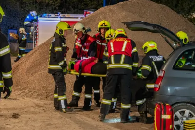 Kollision und eingeklemmte Personen - Feuerwehr trainiert Ernstfall in Pettenbach DSC-0523.jpg