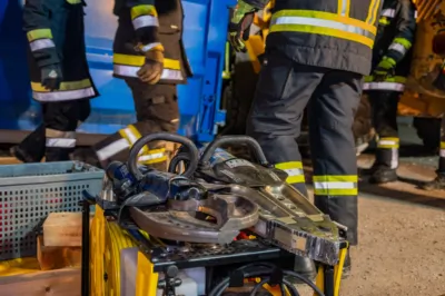 Kollision und eingeklemmte Personen - Feuerwehr trainiert Ernstfall in Pettenbach DSC-0540.jpg